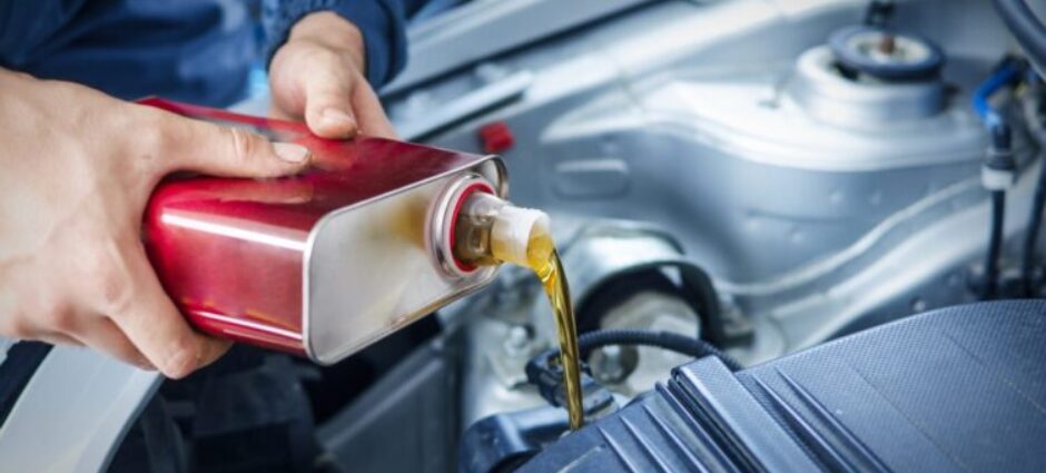 Troca de óleo. Saiba o período certo do seu carro.