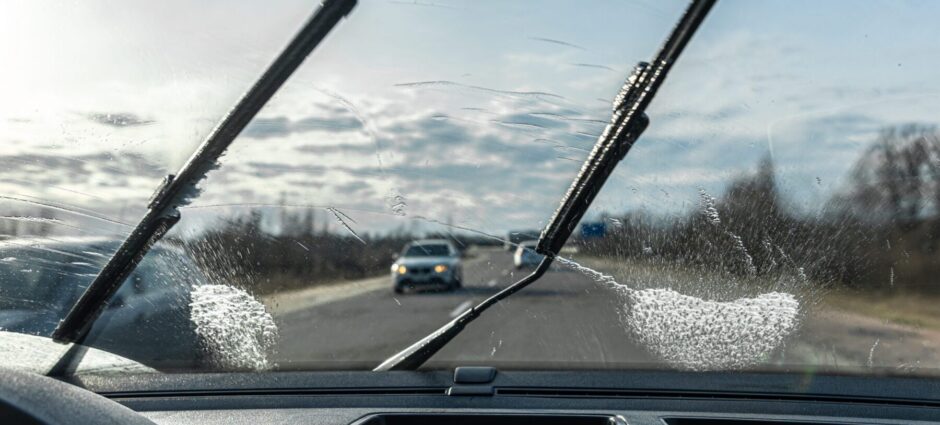 Como desembaçar o para-brisa do seu carro em dias chuvosos